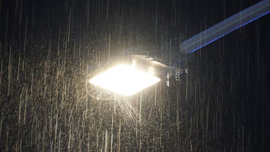 陰雨天續(xù)航無(wú)憂——太陽(yáng)能路燈智能儲(chǔ)電技術(shù)解析